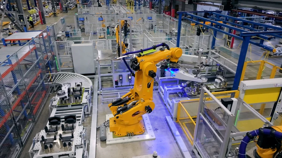 Robot ESTUN en operación de pick and place en línea de producción